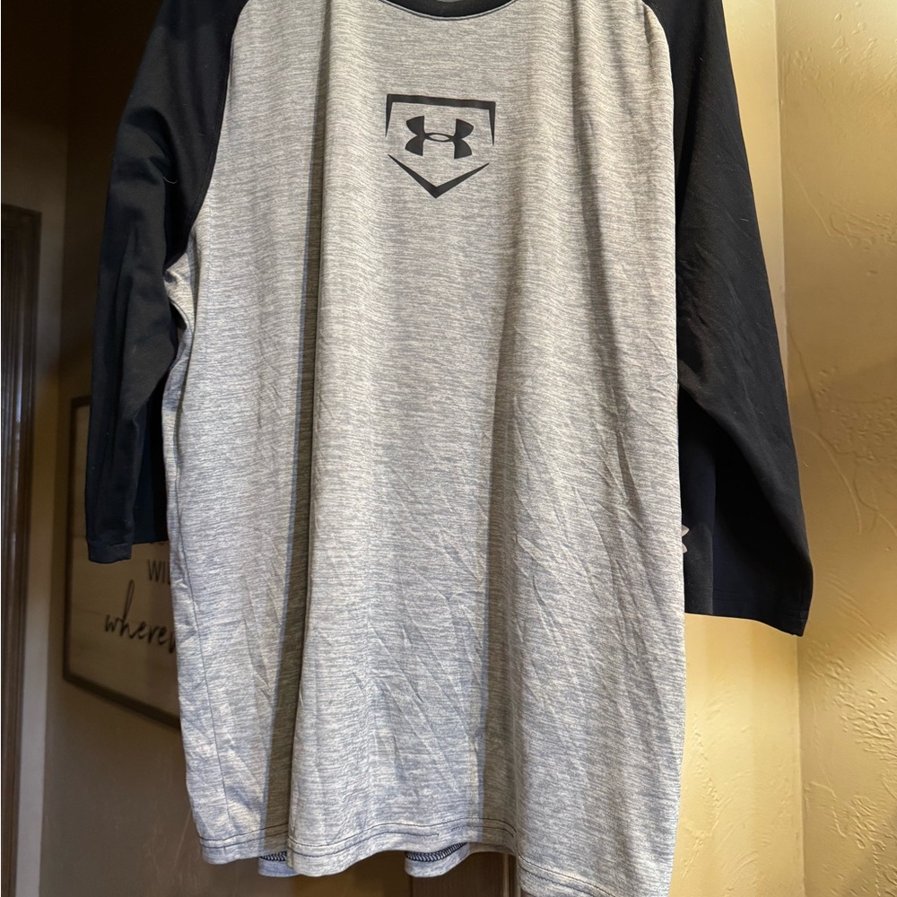 Under Armour Men's baseball Gray and Black Shirt